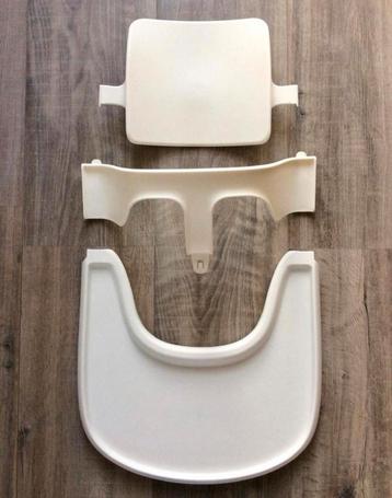 ZO GOED ALS NIEUW Stokke Wit Babyset & Stokke Playtray Wit beschikbaar voor biedingen