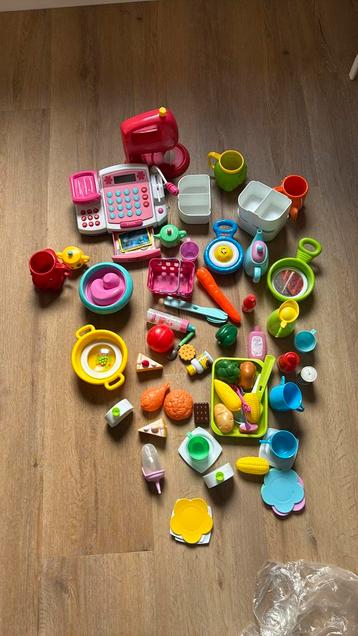 Te koop peuter speelgoed servies plus kassa beschikbaar voor biedingen
