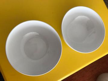 Twee kommen/schalen. beschikbaar voor biedingen