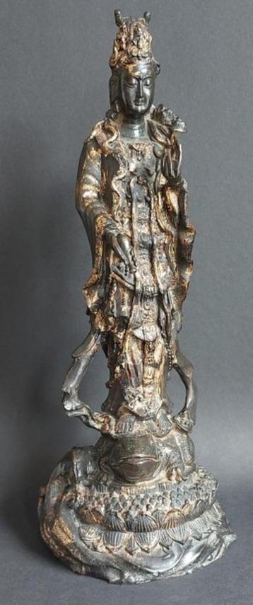 Rare 19th Century Chinese bronze figure of Guanyin beschikbaar voor biedingen