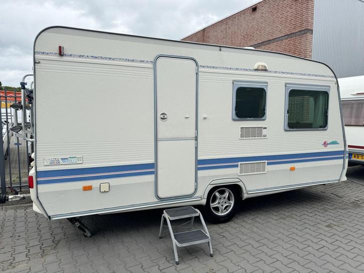 Adria Unica 431 DD met z.g.a.n. dorema voortent, Caravans en Kamperen, Caravans, Bedrijf, tot en met 4, 750 - 1000 kg, Treinzit