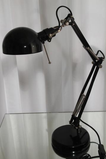 Zwarte burolamp. beschikbaar voor biedingen