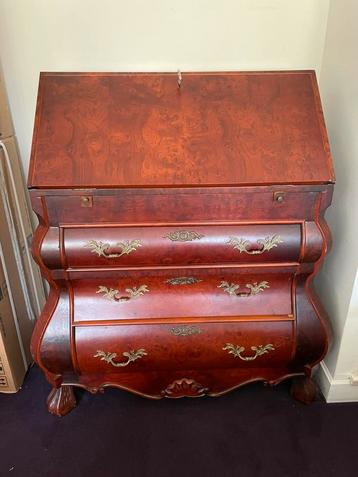 Mooie secretaire. beschikbaar voor biedingen