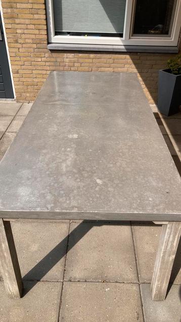 Gratis tuintafel opknapper beschikbaar voor biedingen
