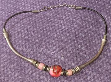 € 2 ! Leuke korte ketting met grote roze kraal en metaal  beschikbaar voor biedingen