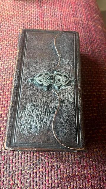 Antieke Bijbel met Zilveren Sluiting - 1881 beschikbaar voor biedingen
