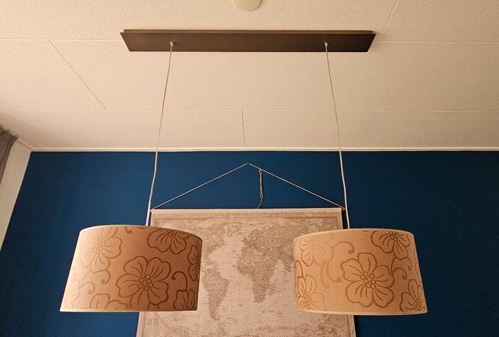Hanglamp met 2 kappen en bronskleurige plafondplaat, Huis en Inrichting, Lampen | Hanglampen, Gebruikt, 75 cm of meer, Metaal