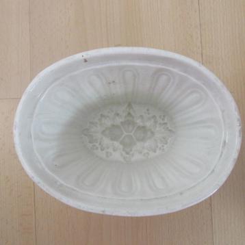puddingvormen twee verschillende wit aardewerk beschikbaar voor biedingen