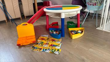 Lego-/knutseltafel met veel lego en boekjes beschikbaar voor biedingen