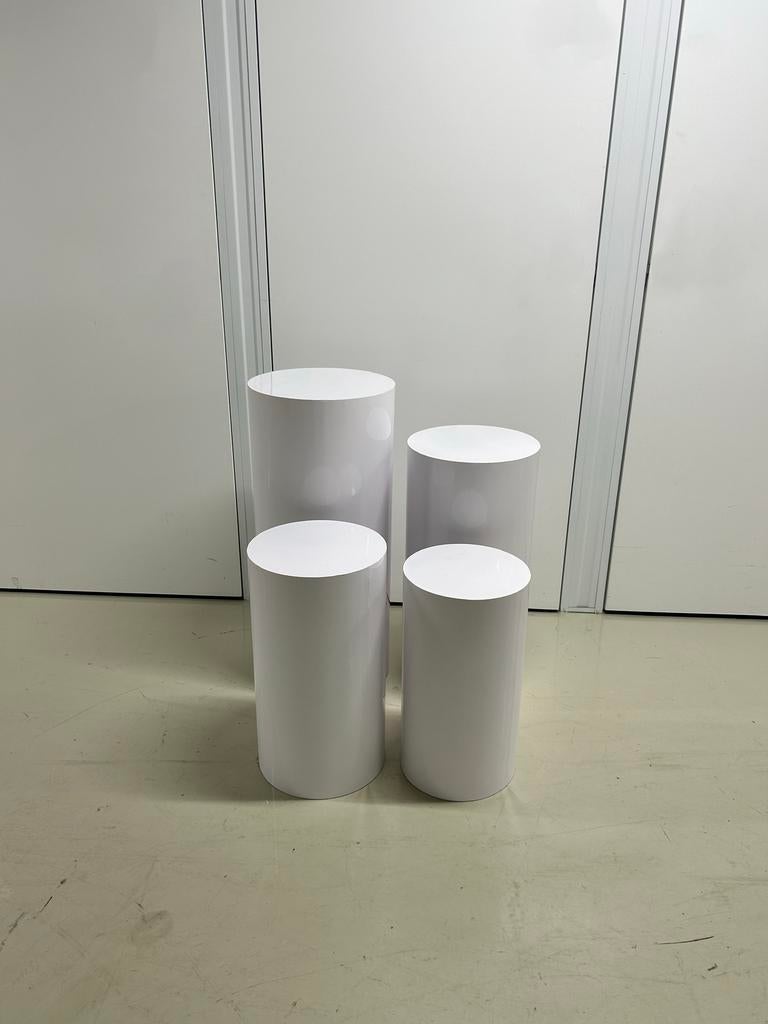 TE HUUR: Ronde witte zuilen, Ophalen, Zo goed als nieuw, Verjaardag