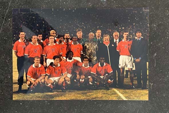 Org kleurenfoto 20x30 cm Ned XI met Nelson Mandela 1997, Verzamelen, Sportartikelen en Voetbal, Nieuw, Poster, Plaatje of Sticker