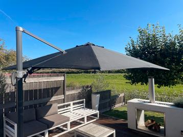 Mooie zweefparasol 3x3 incl. verrijdbare voet beschikbaar voor biedingen