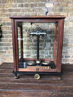 Apothekers / laboratorium weegschaal in glazen kast, Antiek en Kunst, Ophalen