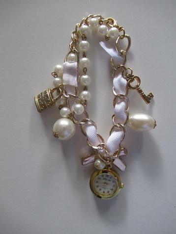 Armband met klokje beschikbaar voor biedingen