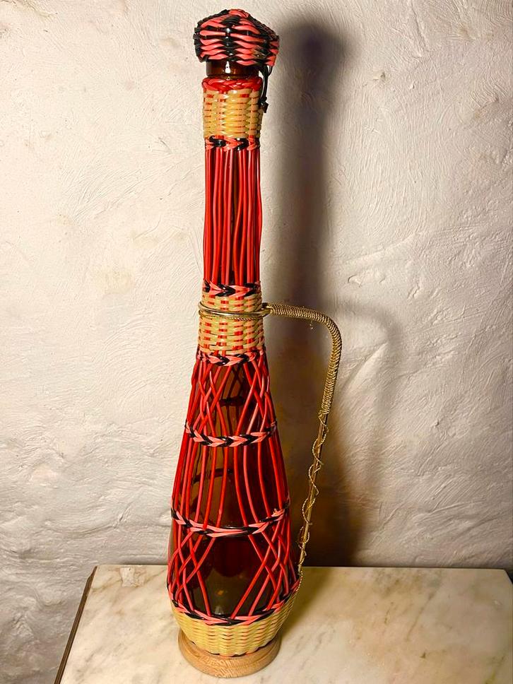 Vintage Scoubidou Fles - Hoog Decoratief!, Huis en Inrichting, Woonaccessoires | Vazen, Gebruikt, Rood, Minder dan 50 cm, Glas