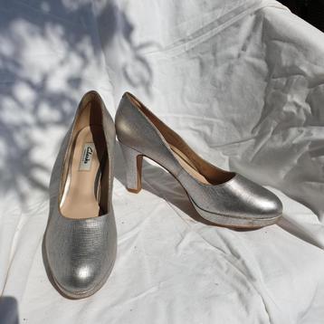 Gave zilveren leren pumps. Mt 6.5 (40) Merk Clarks beschikbaar voor biedingen