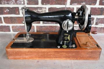 Hand naaimachine Tikka met houtekoffer beschikbaar voor biedingen