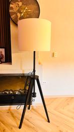 Moderne zwarte vloerlamp met witte kap,geen schade!, Huis en Inrichting, Ophalen of Verzenden, Zo goed als nieuw, Metaal, 150 tot 200 cm