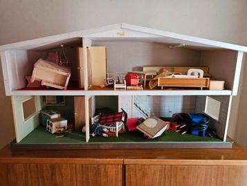 Oud Poppenhuis met Inboedel, Lampjes & Voeding beschikbaar voor biedingen
