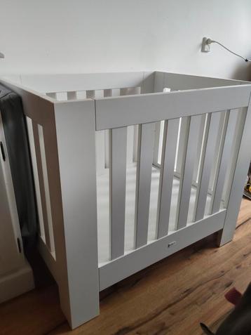 Witte box baby met boxkleed. beschikbaar voor biedingen