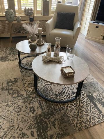Set van twee beton look tafels te koop aangeboden . beschikbaar voor biedingen