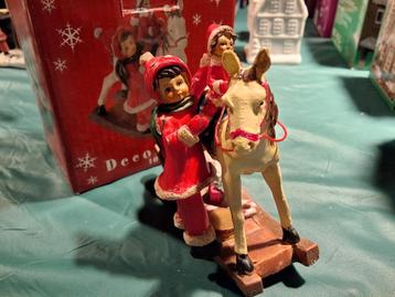 Kerstbeeldje kindjes met hobbelpaard, kerst beschikbaar voor biedingen