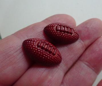 2 Bruin-rode American football knoopjes +/- 2 x 1 cm   beschikbaar voor biedingen