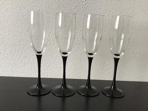 4 Luminarc Domino champagne glas, flute met zwarte steel., Verzamelen, Glas en Borrelglaasjes, Zo goed als nieuw, Overige typen