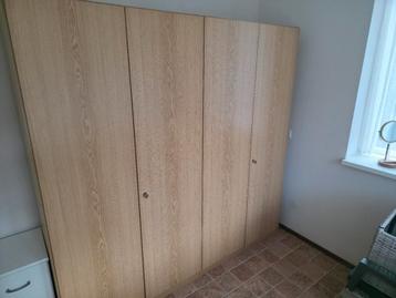 Grote kledingkast met 4 deuren