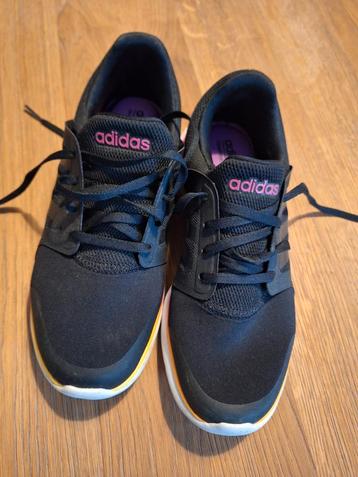 Adidas sneakers nauwelijks gedragen beschikbaar voor biedingen