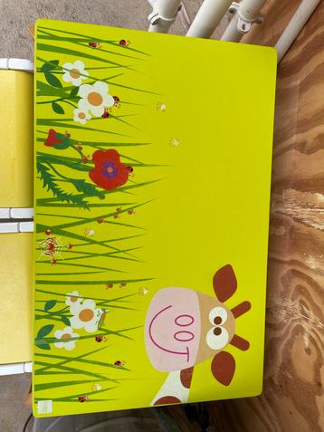 Scratch kindertafel met 2 stoelen beschikbaar voor biedingen
