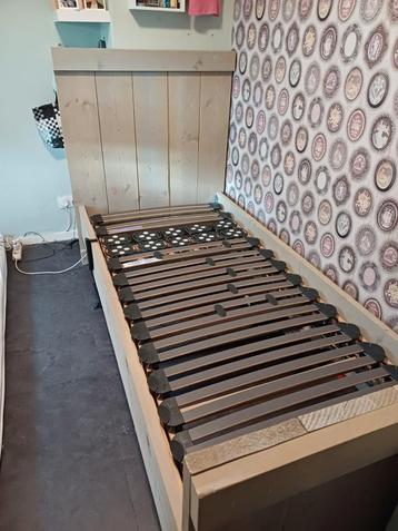Steigerhout bed beschikbaar voor biedingen