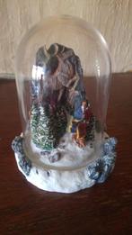 Een leuk beeldje onder een glazen  sculpt, Ophalen of Verzenden, Zo goed als nieuw, Overige typen