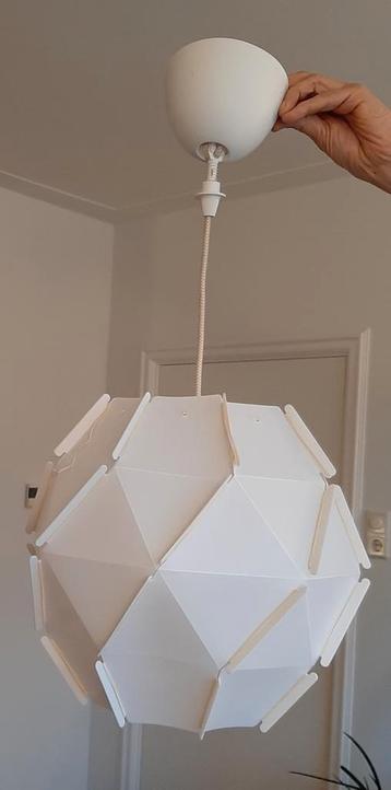 Leuke hanglamp die over is door verhuizing 