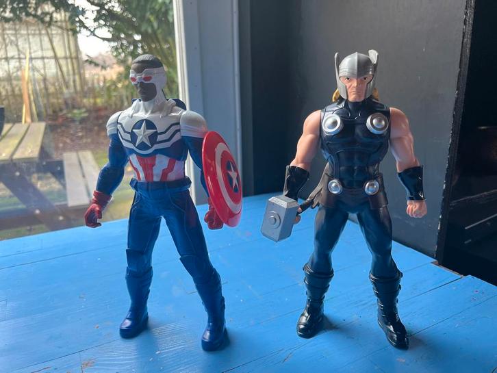 Action Poppen 24 cm - Captain America & Thor, Kinderen en Baby's, Speelgoed | Actiefiguren, Zo goed als nieuw, Ophalen