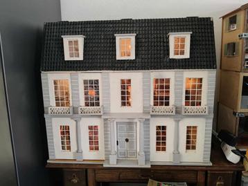 Te koop mooi poppenhuis  beschikbaar voor biedingen