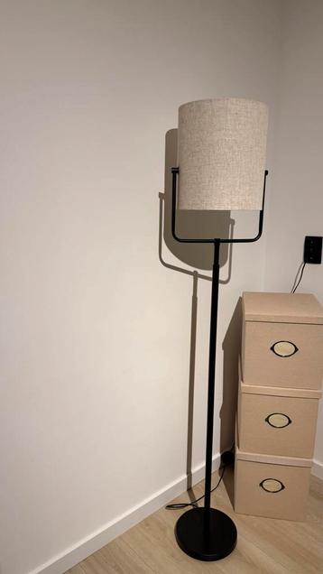 Kwantum Delta Vloerlamp beschikbaar voor biedingen