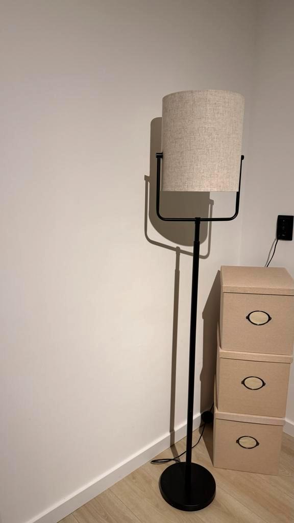 Kwantum Delta Vloerlamp, Huis en Inrichting, Lampen | Vloerlampen, Zo goed als nieuw, 150 tot 200 cm, Metaal, Ophalen of Verzenden