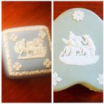 2 Engelse wedgwood jasperware reliefdecor dekseldoos 1965, Antiek en Kunst, Ophalen of Verzenden