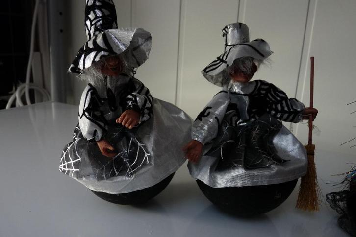 nieuw 2 tuimel heksen (tuincentrum), Hobby en Vrije tijd, Feestartikelen, Nieuw, Versiering, Halloween of Griezel, Ophalen of Verzenden