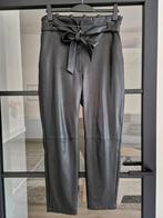 Super leuke zwarte leerlook broek van EKSEPT mt L, Kleding | Dames, Broeken en Pantalons, Zwart, EKSEPT, Maat 42/44 (L), Ophalen of Verzenden