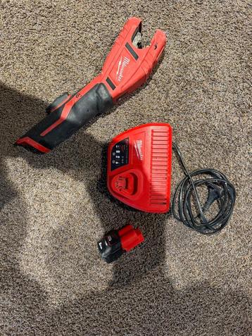 Milwaukee Elektrische Pijpsnijder beschikbaar voor biedingen