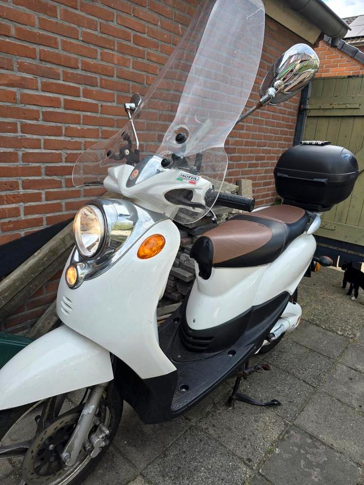 Zuinige elektrische scooter Emco Novi – 4656 km, Fietsen en Brommers, Scooters | SYM, Zo goed als nieuw, Overige modellen, Elektrisch