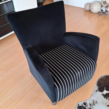 Chique fauteuil met uniek design beschikbaar voor biedingen