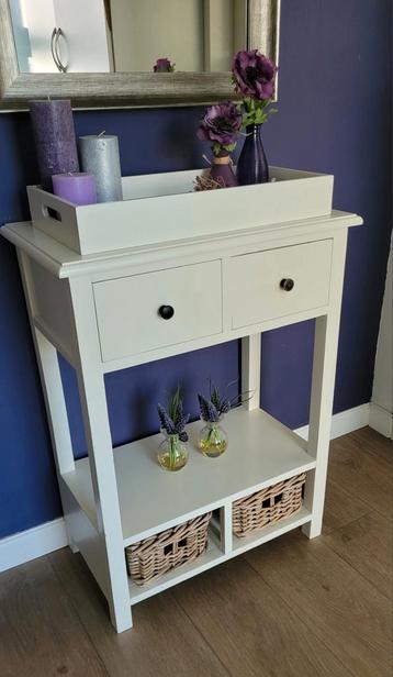 Sidetable landelijk met rieten mandjes. beschikbaar voor biedingen