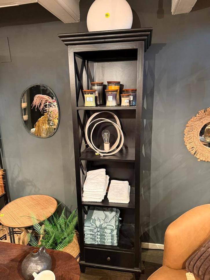 Zwarte houten kast – smalle hoge opbergkast met planken, Huis en Inrichting, Kasten | Boekenkasten, Zo goed als nieuw, 50 tot 100 cm