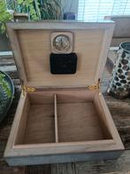 HUMIDOR HUMIDIF GEPOLITOERT CEDERHOUT ZEER FRAAI EN ZGAN!, Ophalen of Verzenden, Zo goed als nieuw, Tabaksdoos of Verpakking