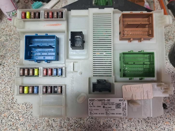 Zekeringkast ford s max 2011, Auto-onderdelen, Elektronica en Kabels, Overige automerken, Universele onderdelen, Gebruikt, Ophalen of Verzenden