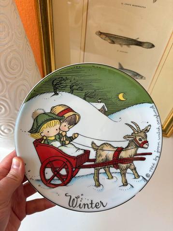 Vintage Joan Walsh Anglund Winter Bord beschikbaar voor biedingen
