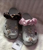 Grijze Crocs met Designerbandjes en Charms, Ophalen of Verzenden, Nieuw, Zwart, Klompen